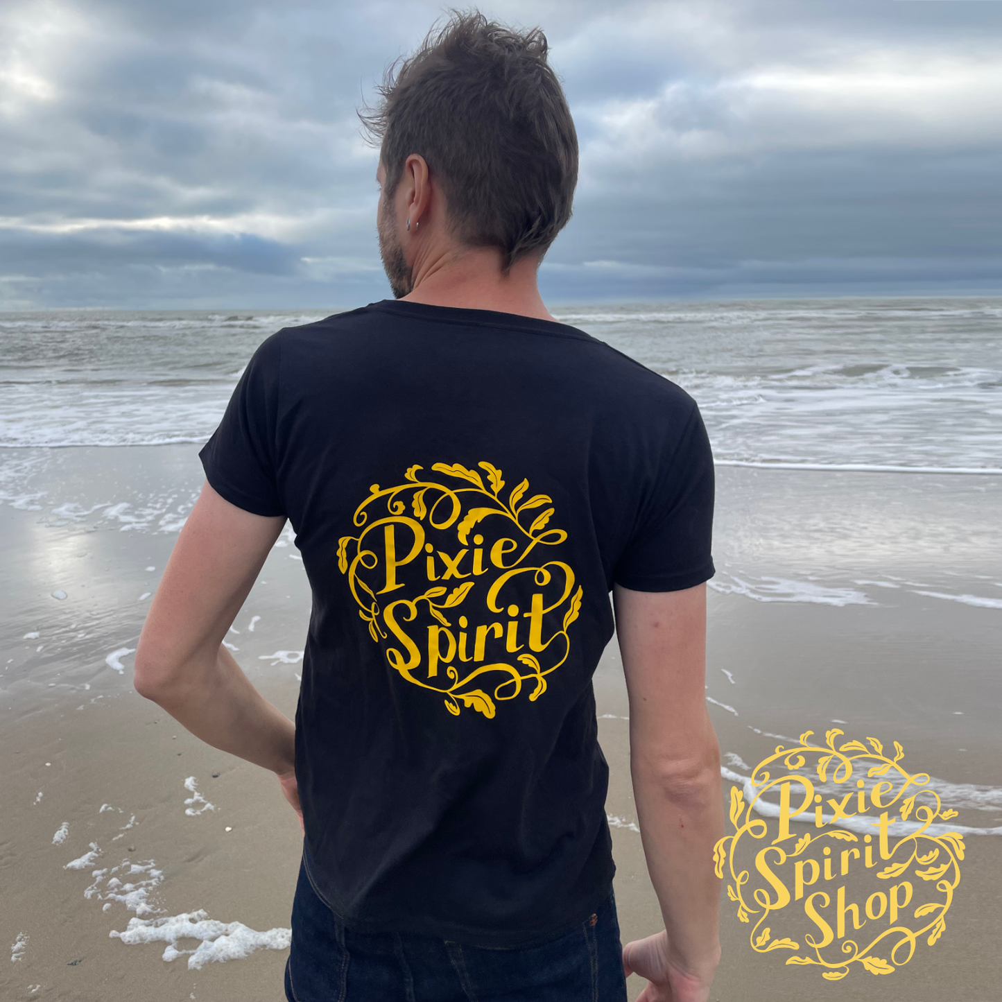 Heren T-shirt V hals - Pixie Spirit Logo rug geel