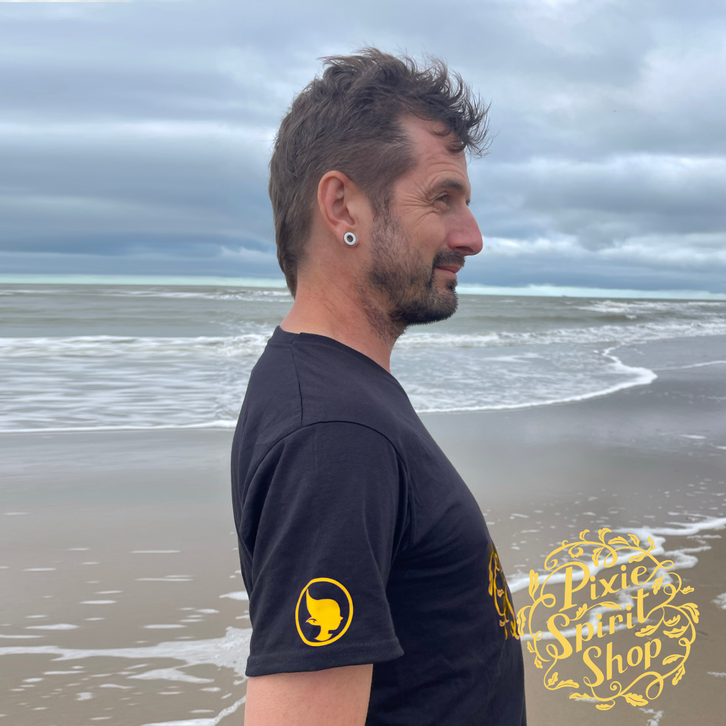 Heren T-shirt V hals - Pixie Spirit Logo borst geel