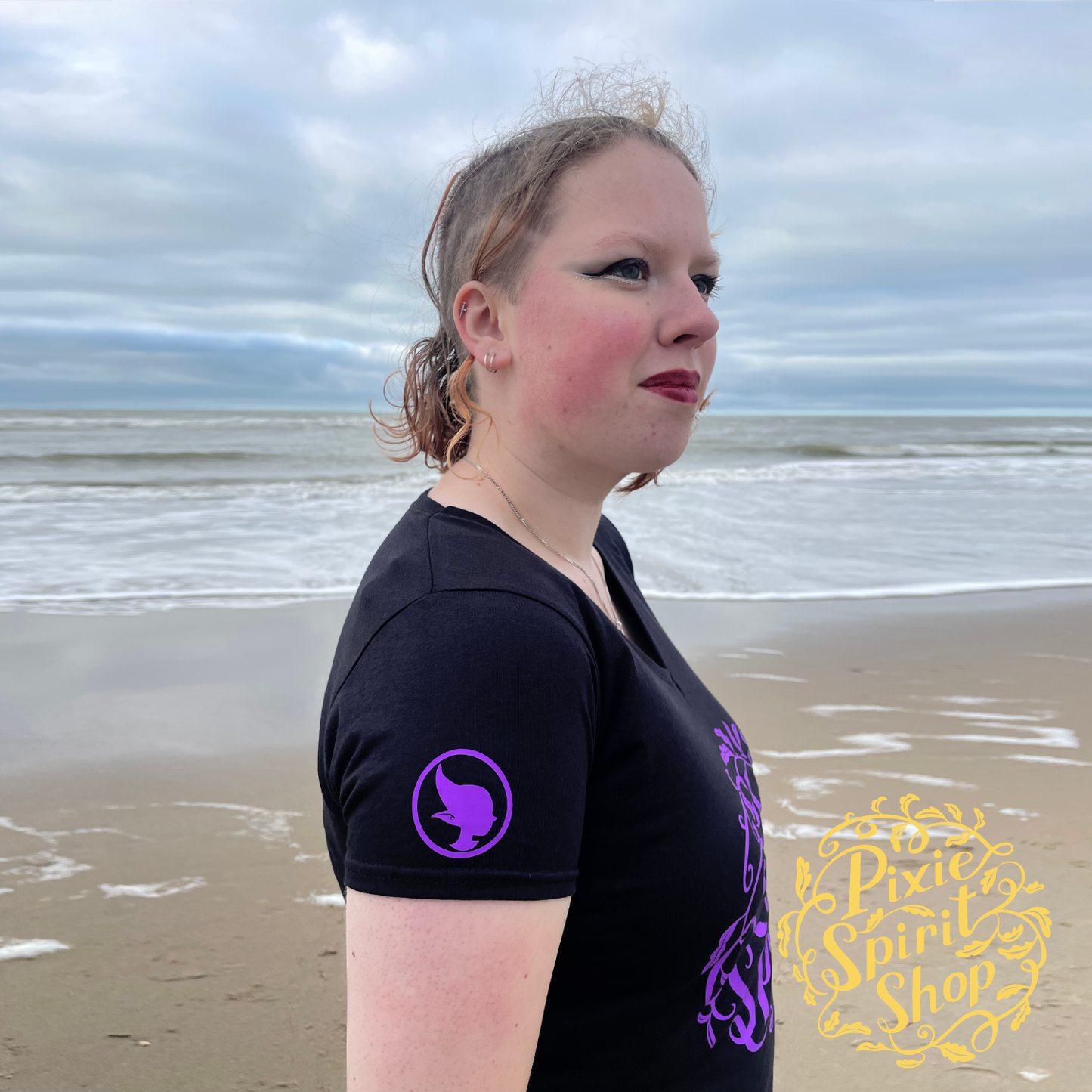 Dames T-shirt V hals - Pixie Spirit Logo borst paars