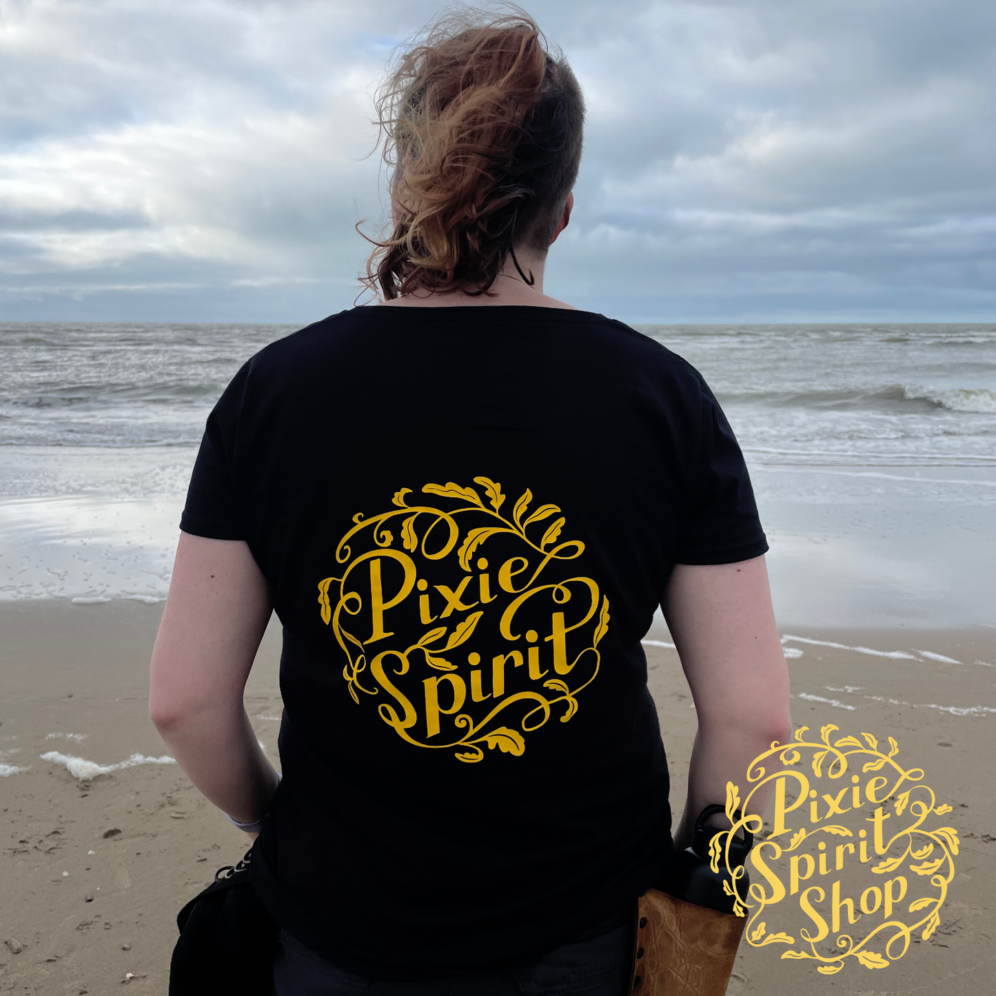 Dames T-shirt V hals - Pixie Spirit Logo rug geel