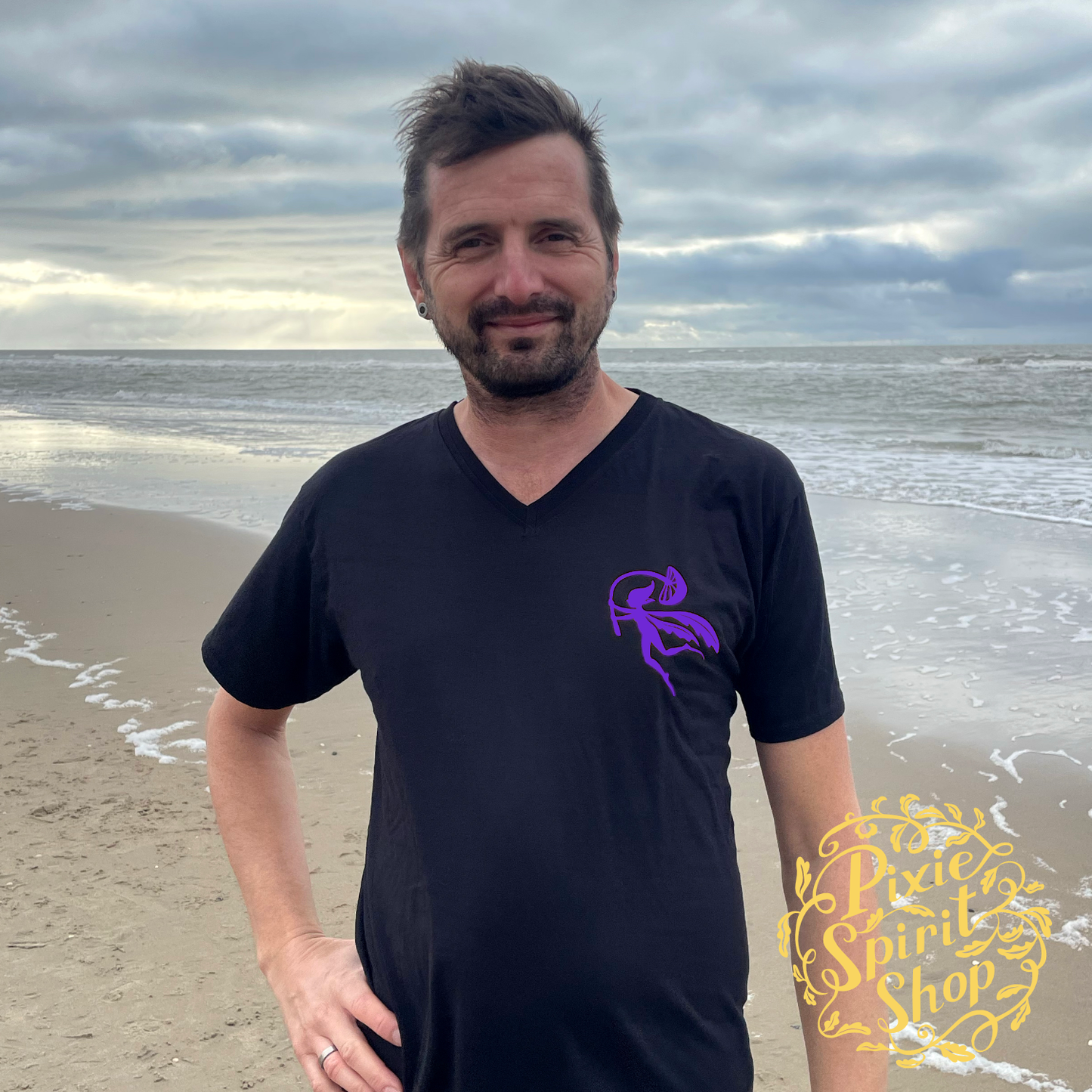 Heren T-shirt V hals - Pixie Spirit Logo rug paars