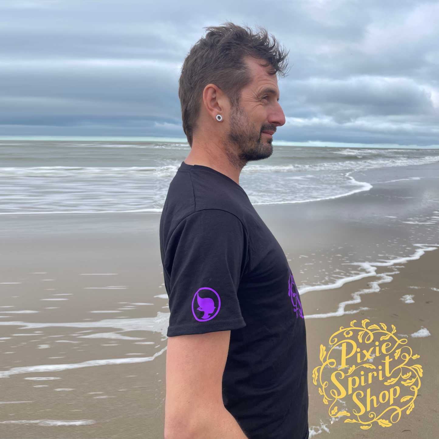 Heren T-shirt V hals - Pixie Spirit Logo borst paars