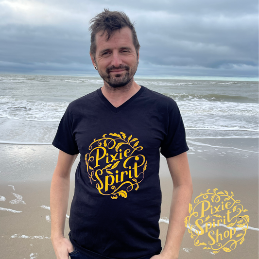 Heren T-shirt V hals - Pixie Spirit Logo borst geel