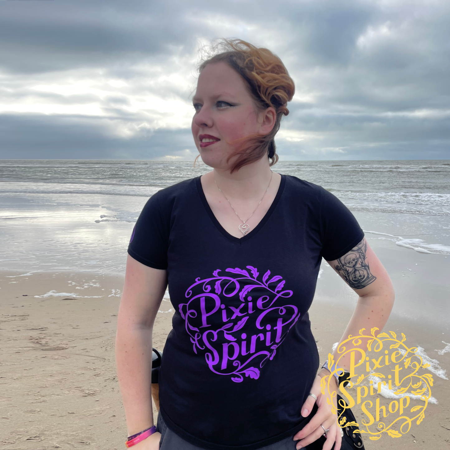 Dames T-shirt V hals -  Pixie Spirit Logo borst paars