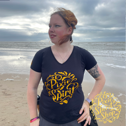 Dames T-shirt V hals -  Pixie Spirit Logo borst geel