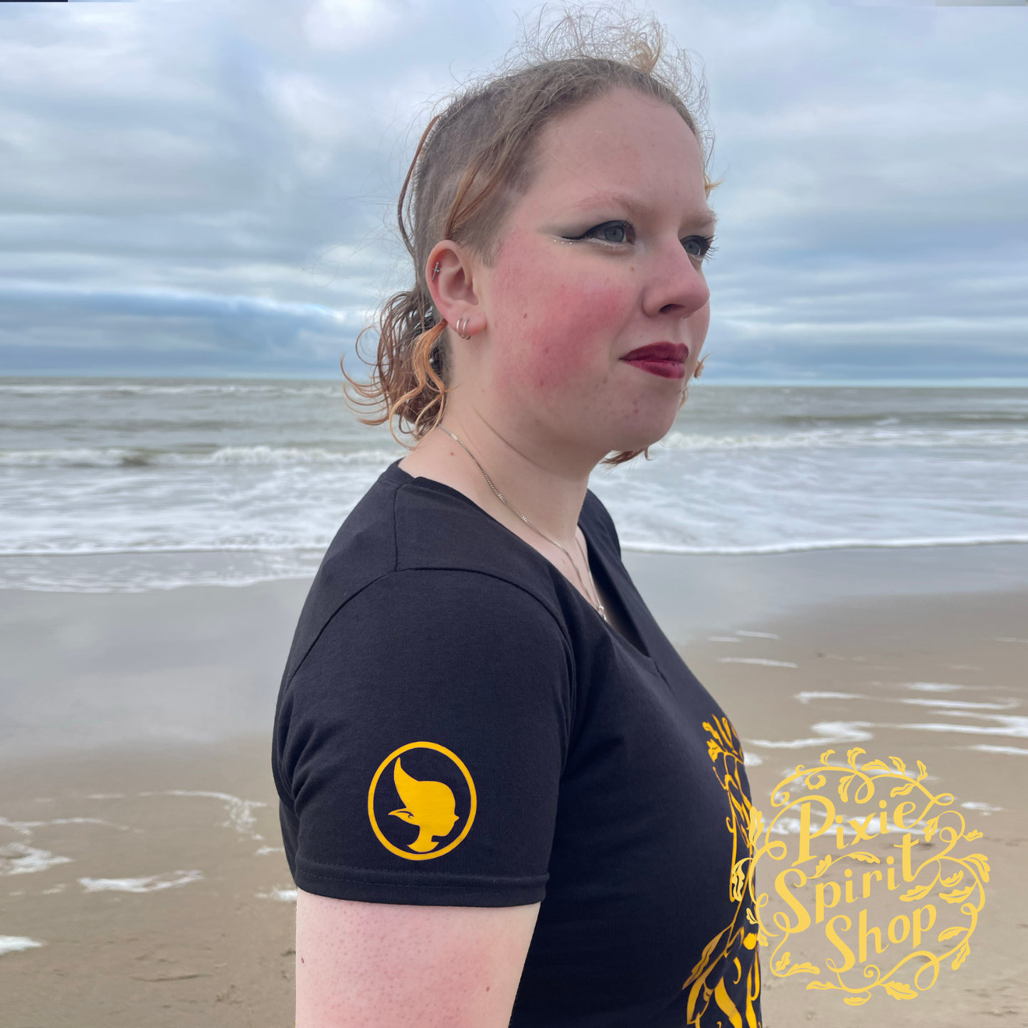 Dames T-shirt V hals -  Pixie Spirit Logo borst geel