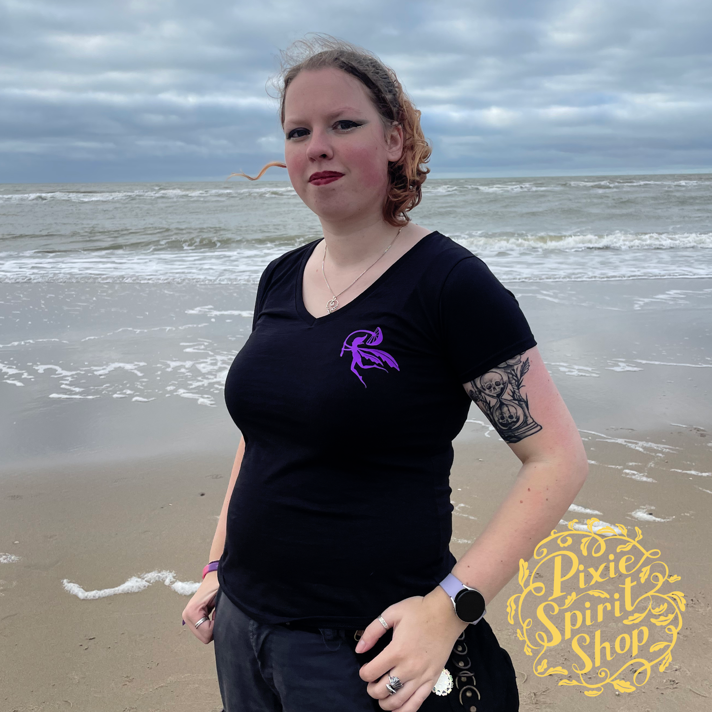 Dames T-shirt V hals -  Pixie Spirit Logo rug paars