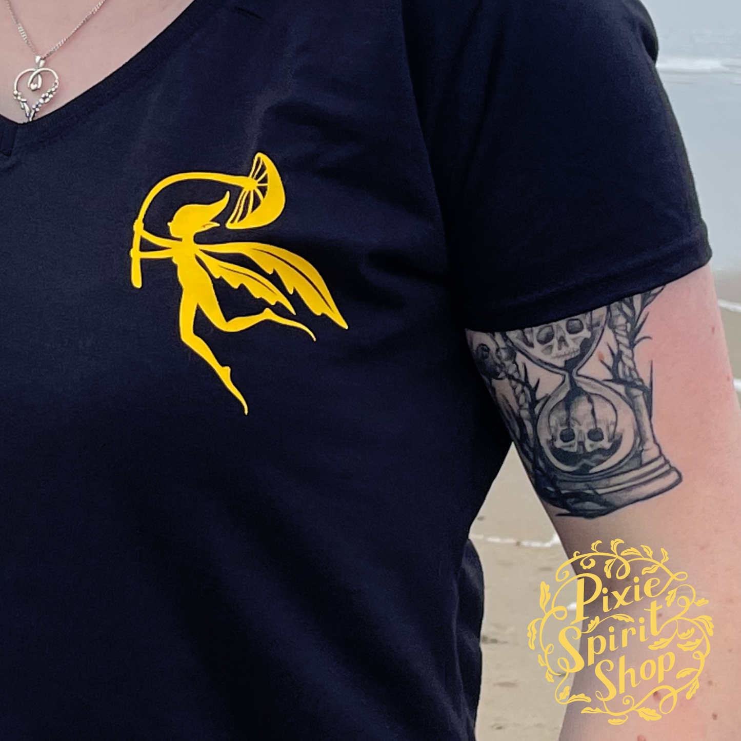 Dames T-shirt V hals -  Pixie Spirit Logo rug geel